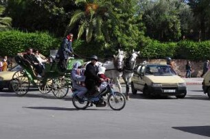 Taxi, Moped, Kutsche : Verkehrsgeschehen in Marrakesch, aufgenommen am 02.11.2008