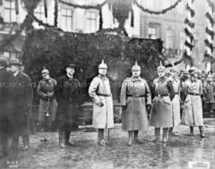 Empfang der heimkehrende Truppen durch Scheidemann, Kriegsminister Schëuch, General Lequis und Adjutant von Teschen