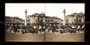Marktplatz mit Passanten, Brunnen und Pavillon in Antibes