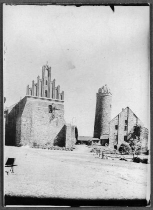 Vorm Schloßhof in Ziesar