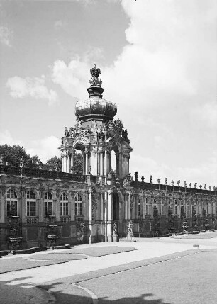 Dresden-Altstadt. Zwinger (1709-1728, M. D. Pöppelmann, B. Permoser). Langgalerie mit Kronentor. Hofseite