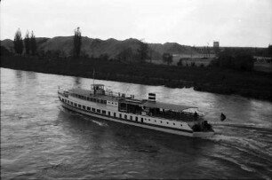 Neuenburg: Personenschiff von der Eisenbahnbrücke