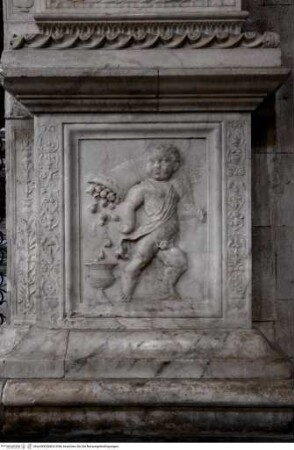 Marmorbogen, Sockeldekoration, Putto mit Füllhorn