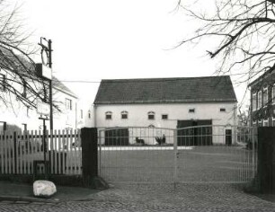 Pirna-Copitz, Lohmener Straße 14. Dreiseithof (um 1900). Scheune und Hoftor