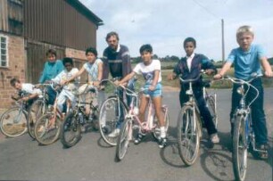 Ederbergland. Kinder und Jugendliche beim Start zu einer Fahrradralley an den Edersee