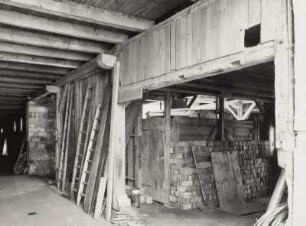 Mobschatz-Brabschütz, Dorfplatz 9. Bauernhof. Scheune (bez. 1909), Inneres