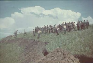 Zweiter Weltkrieg. Frontbilder. Deutsche Wehrmachtssoldaten beim Ausheben eines Schützengrabens