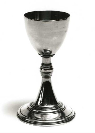 Abendmahlskelch : Heinze, J. Th.. Abendmahlskelch. Silber; Höhe 17,5 cm. Dresden, wohl 1909. Dresden-Striesen, Versöhnungskirche