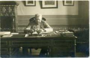 Hindenburg im Arbeitszimmer