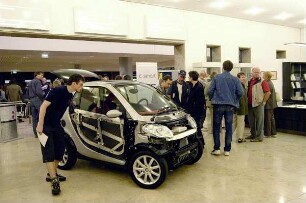 Personenkraftwagen vom Typ "Smart" im Foyer