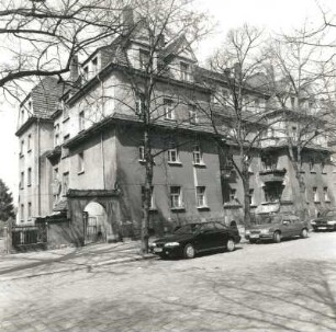 Dresden-Pieschen, Hubertusstraße 49/51. Doppelwohnhaus (um 1914). Straßenansicht mit Torbogen und Linden