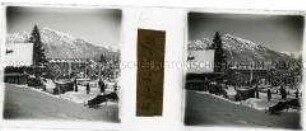 Wintersport-Ortschaft mit Schlitten