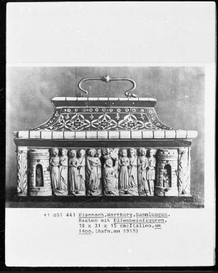 Kasten mit Elfenbeinfiguren