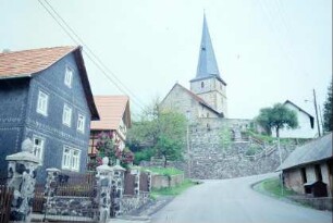 Blick auf die Kirche von der Unteren Dorfstraße