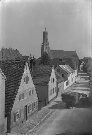 Nördlingen. Turmgasse geegen St.-Georgs-Kirche : Nördlingen, Altstadt. Blick über die Turmgasse zur evangelischen Pfarrkirche St. Georg (1427-1505)