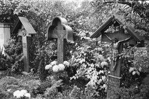 Grabmäler auf dem Karlsruher Hauptfriedhof.