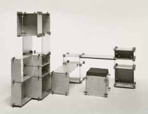 Regal : Spielmöbelprogramm (1973; Hochschule für Kunst und Design Halle (Burg Giebichenstein)). Ansicht mit Schreibtisch, Hocker und Regal