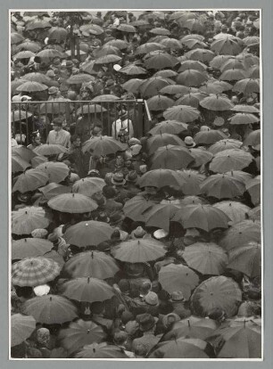 Menschenmenge mit Regenschirmen