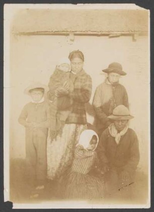 [Anthropologische Gruppen-Fotografien] Patagonenses de Santa Cruz : Tapalkenche ka mapuche ruka. 1914. Aufgenommen Territorio Río Negro Distrito Colonía Frías