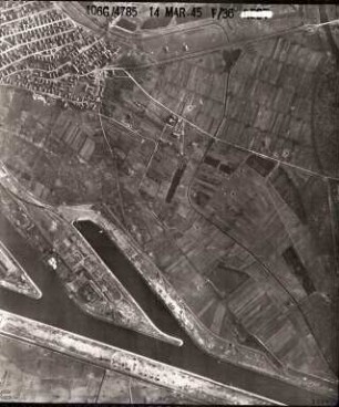 Amerikanische Luftbildaufnahmen von Kriegszerstörungen. Ausrichtung nach Süden. Rheinhafen / Daxlanden (Randbereich)