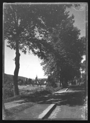 Blick von der Mühlenstraße in Richtung Eisenbahnbrücke und Altstadt