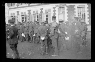 [Zitadelle Cambrai (?) (Dep. Nord, Frankreich)]: Gefangene mit Feldmütze und Tellerhelm und Essgeschirr in Reih und Glied im Hof der Zitadelle ("Gefangene der Somme-Schlacht und Begleitmannschaft")
