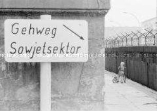 Kind an der Berliner Mauer im Wedding