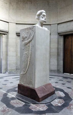 Büste Ernst Abbes auf Marmorherme mit Reliefs