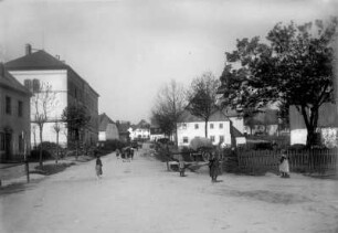 Dorfstraße in Satzung : li. Schule