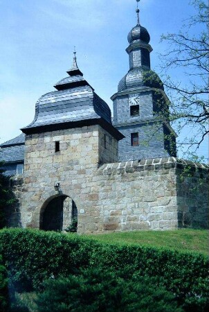 Kirchturm, Kirchhofsmauer und Torturm der Mauer