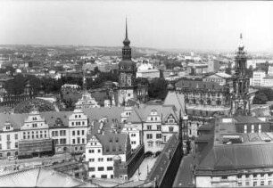 Dresden-Altstadt. Augustusstraße mit Stallhof und Ständehaus (Oberlandesgericht), Kanzleihaus, Schloß und Kathedrale. Blick von der Laterne der Frauenkirche nach Westen