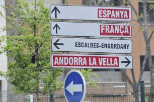 Andorra la Vella - Hinweisschilder : Hinweisschilder für den Straßenverkehr. Aufgenommen im Geschäftszentrum der Hauptstadt Andorra la Vella am 17. April 2012