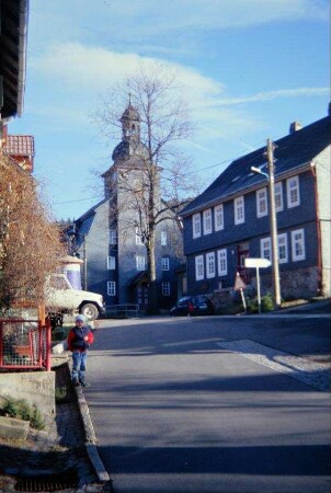 Blick zur Dorfkirche, davor eine Linde