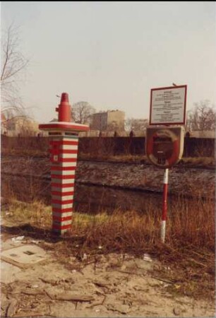 Notfallsäule am Spandauer Schifffahrtskanal