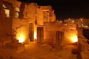 Luxor - Beleuchteter Tempel : Luxor-Tempel am Abend, aufgenommen 2006 in Luxor