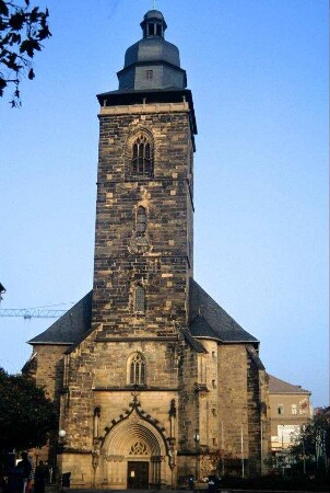 Margarethenkirche, Turmansicht mit Portal
