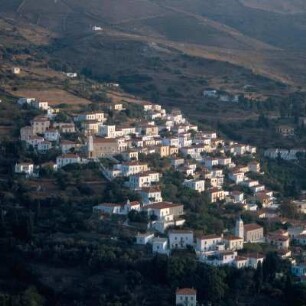 Andros. 380 km². Die Häuserwabe von Steniés in einem Bachtal der Ostküste
