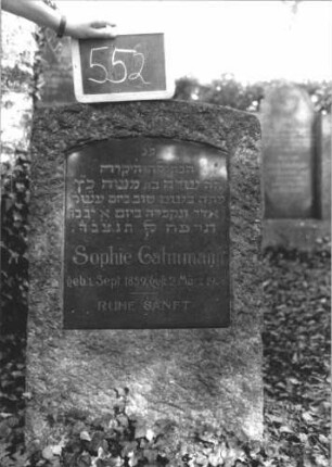 Grabstein 552 (Index: 100111511) Material: Granit Zustand: gut Maße HxBxT: 100x60x21 cm Beschreibung: konische Stele, Segmentbogenabschluß, Schriftplatte: Grabstein 552