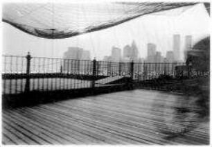 Unscharfe Aufnahme der Brooklyn-Bridge mit der Skyline von New York im Hintergrund (Altersgruppe 18-21)