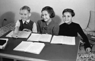 Bukarest: Familie Schmidt, Kinder an der Schulbank