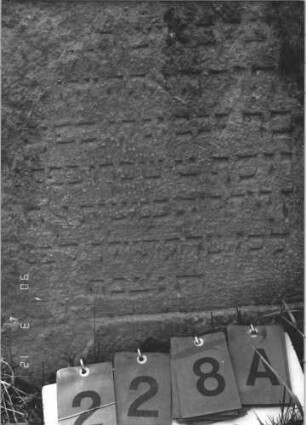 Grabstein 228 (Index: 99786899) Zustand: obere und linke Hälfte vollständig abgeblättert Maße HxBxT: 119x54x11 cm: Grabstein 228A