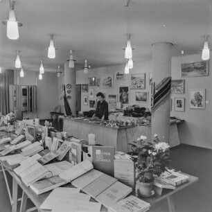 Haus des Buches, polnische Ausstellung : Bautzen. Haus des Buches, Karl-Marx-Straße. Verkaufsausstellung der Volksrepublik Polen vom 01.11.-05.11.1965. Blick in den Verkaufsraum