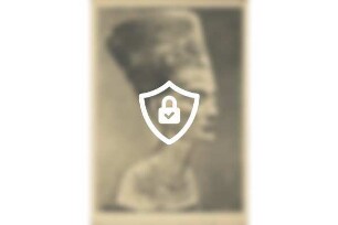unbekannt: Nofretete: Büste aus Kalkstein und Gips [ägyptisch, um 1370 v. Chr.], Ansicht Halbprofil;
