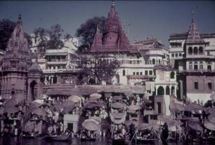 Reisefotos Indien. Varanasi. Ghat mit Tempel am Ganges