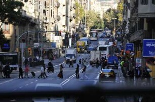 Barcelona - Straßenverkehr : Verkehr in der City. Aufgenommen in Barcelona am 16. Oktober 2009