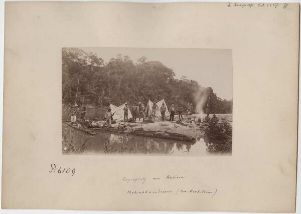 Mehinakú Indians at the camp site on the Rio Kuliseu