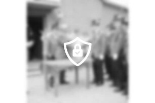 Schützenverein Redderschmiede von 1966 e.V.: Schützenhaus: Bürgerworthalter [Name maskiert] im Beisein von Erstem Stadtrat [Name maskiert] Schützen und Gästen beim Überreichen des Pokals an siegreiche Mannschaft der Redderschmiede mit [Name maskiert] [Name maskiert] [Name maskiert] [Name maskiert] Mühlenbruch und [Name maskiert] vorn links Tisch: 12./13. [Name maskiert]