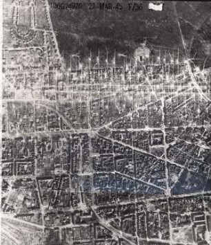 Amerikanische Luftbildaufnahmen von Kriegszerstörungen. Ausrichtung nach Norden (Bildstörungen). Weststadt / westliche Innenstadt