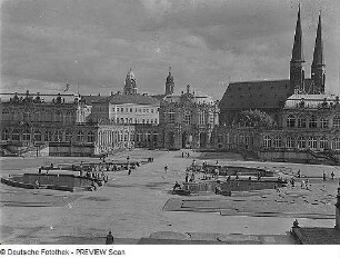 Dresden. Zwingerhof gegen Glockenspielpavillon