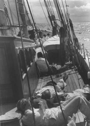 Ostsee. Hochsee-Segelkurs. Bei schönem Wetter entspannt sich die Freiwache an Deck des Segelschulschiffes